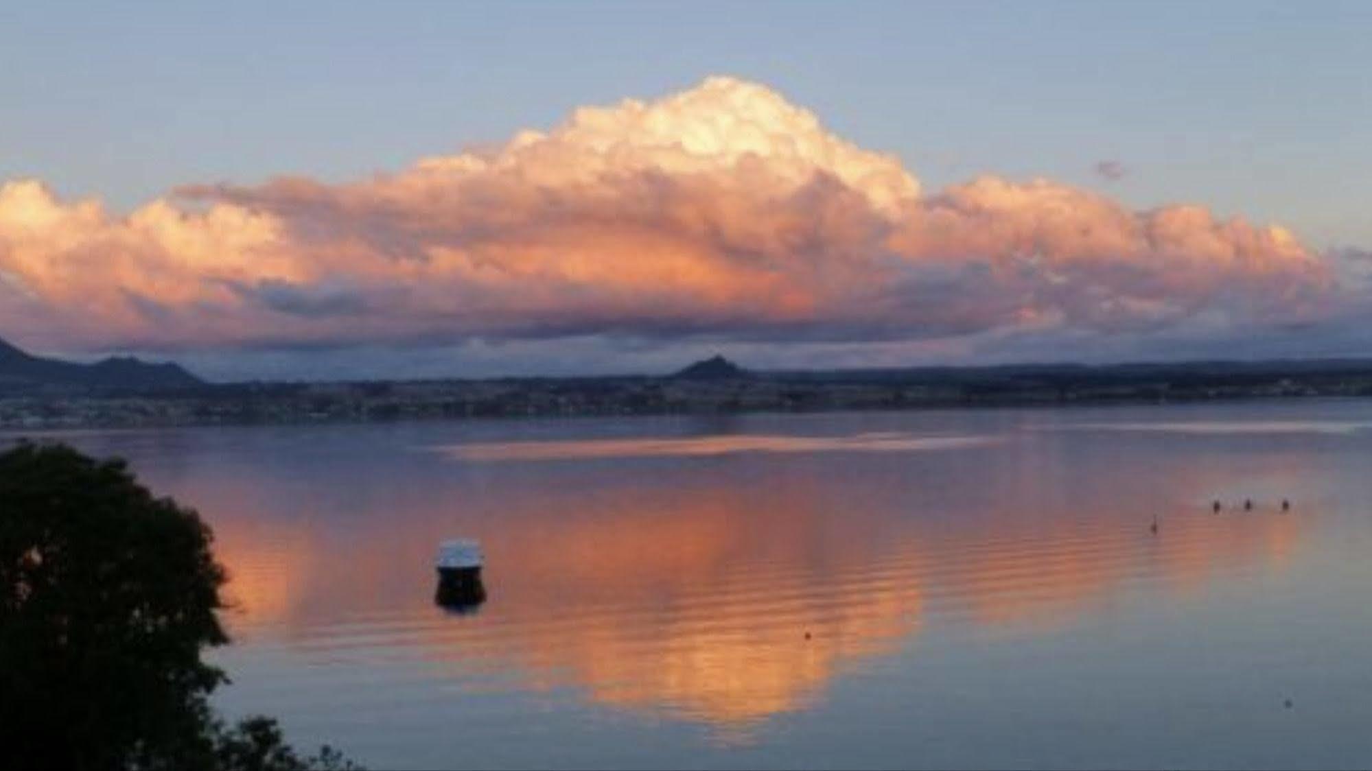 Serenity On Wakeman Tauposjön Exteriör bild